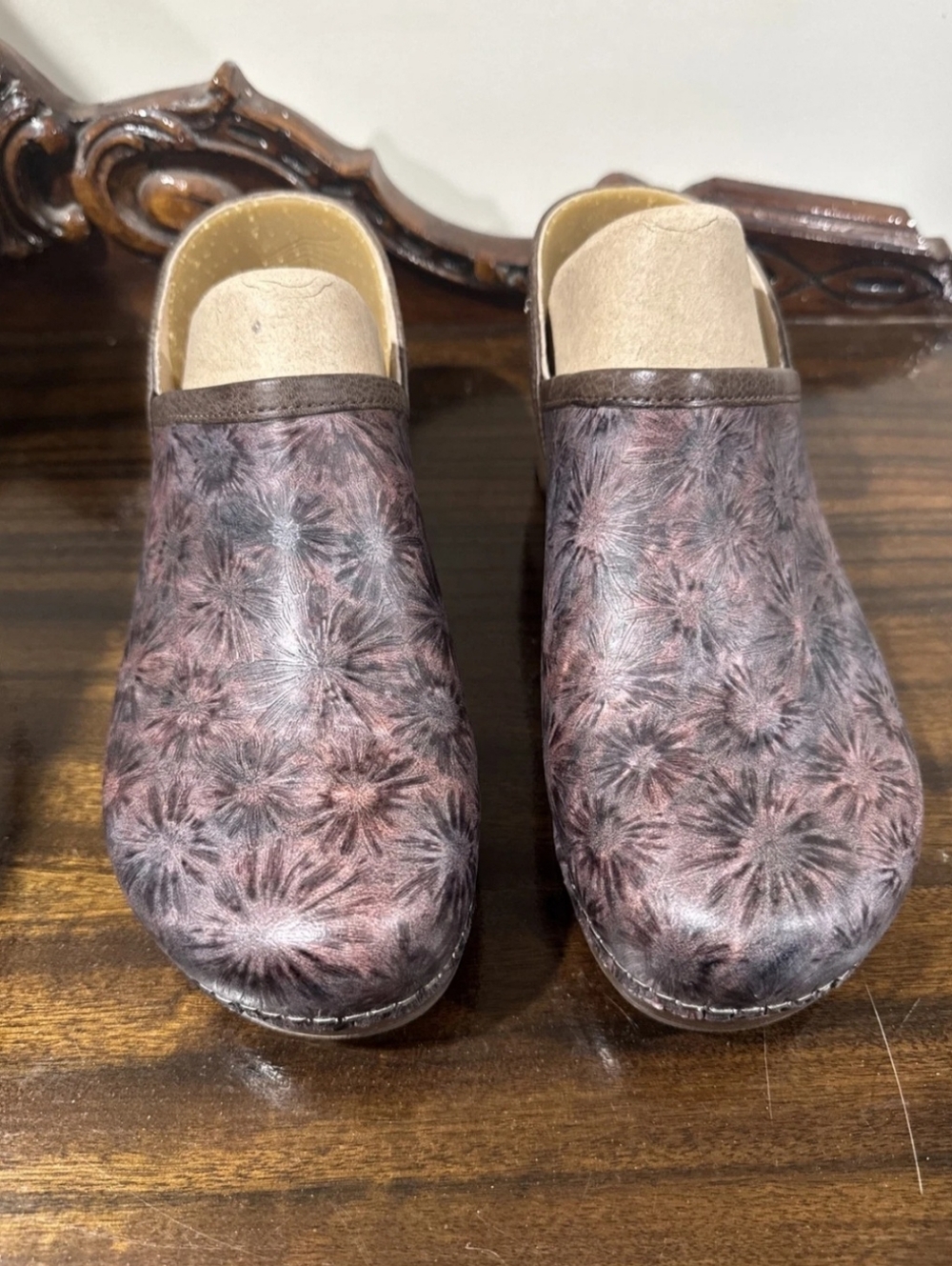 Dansko BRENNA Tooled Leather Cligs,Size 39,Brown/Mauve